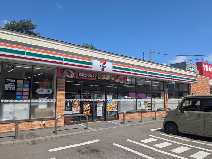 コンビニ　セブンイレブン（コンビニ）まで220m