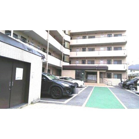 駐車場　駐車場があるので、車を買う予定の方も安心です