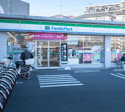 コンビニ　ファミリーマート 北区浮間三丁目店（コンビニ）まで161m