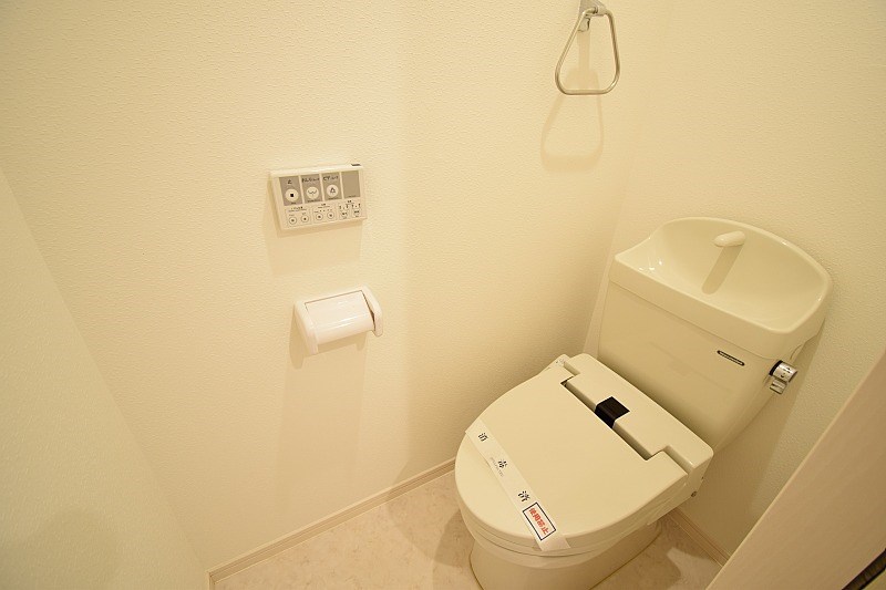 トイレ　温水洗浄暖房便座付き