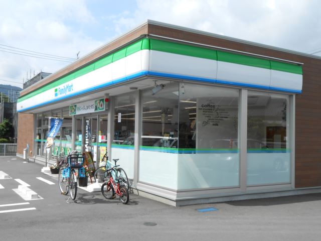 コンビニ　ファミリーマート（コンビニ）まで400m