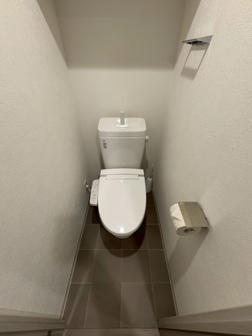 トイレ　落ち着いた色調のトイレです