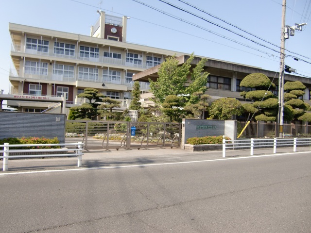 小学校　大和高田市立陵西小学校（小学校）まで461m