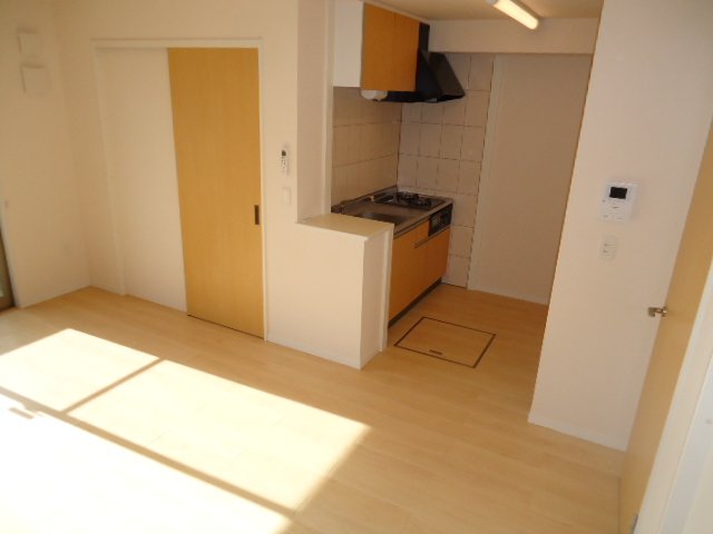 その他部屋・スペース　洋室からキッチン