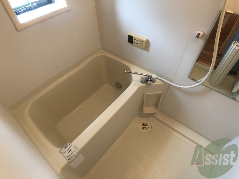 バス・シャワールーム　こちらはお風呂。一日の疲れをここで癒してください。