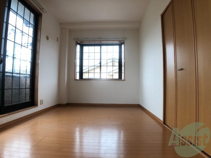 その他部屋・スペース　こちらは６帖の寝室です。二面採光でとても明るいです。