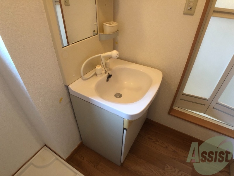 洗面設備　洗面台。朝の身支度はここでばっちり決めましょう。