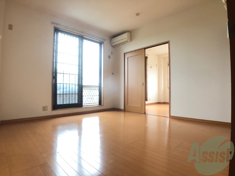 居室・リビング　６帖の洋室を撮影しました。日射しがあり明るい印象です。