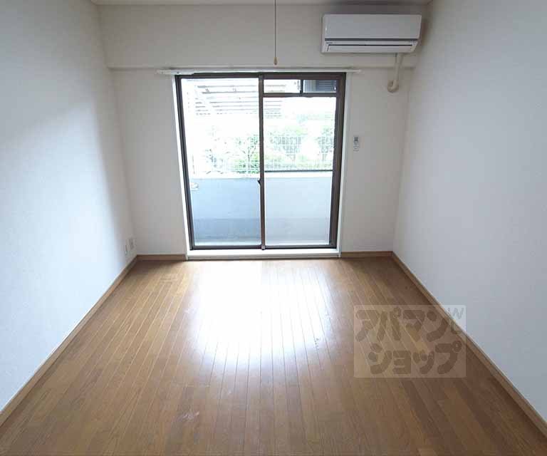 居室・リビング　６．５帖洋室とキッチンです