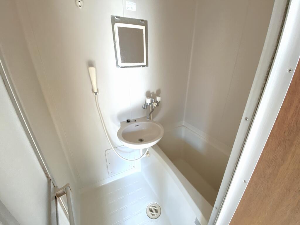 バス・シャワールーム　バスルーム（鏡は交換します）