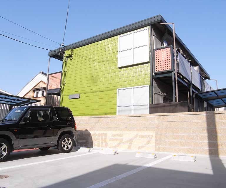 建物外観　物件名の通り、緑が鮮やかな外観ですね。