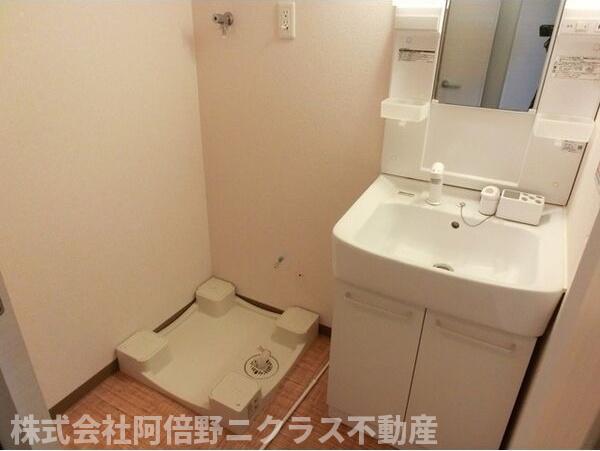 洗面設備　内装は別部屋の参考写真です。