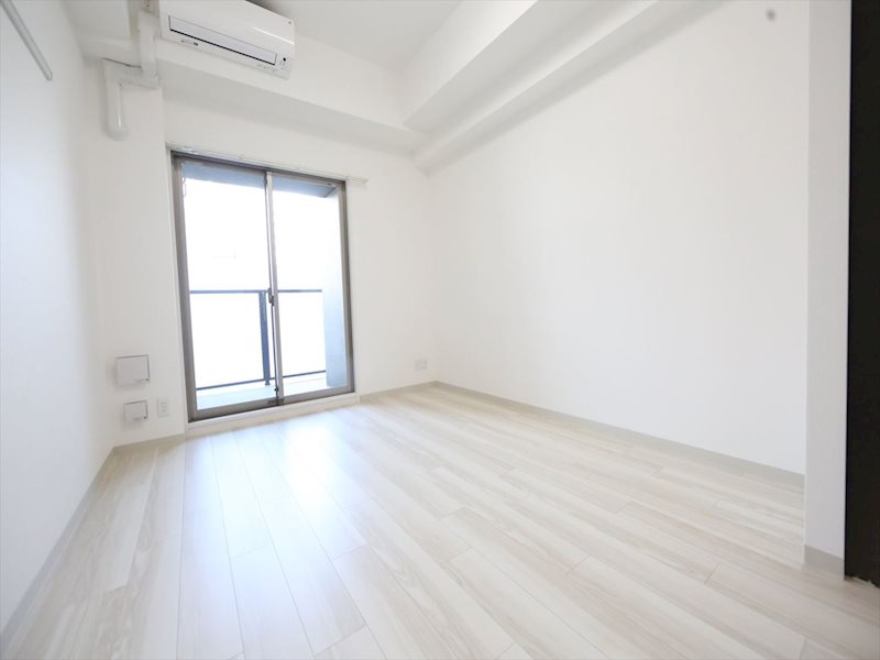 バルコニー　洋室7.0帖　エアコン完備　バルコニーに面しています