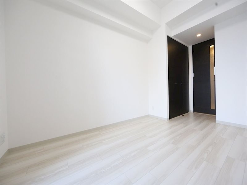 居室・リビング　洋室7.0帖　エアコン完備　バルコニーに面しています