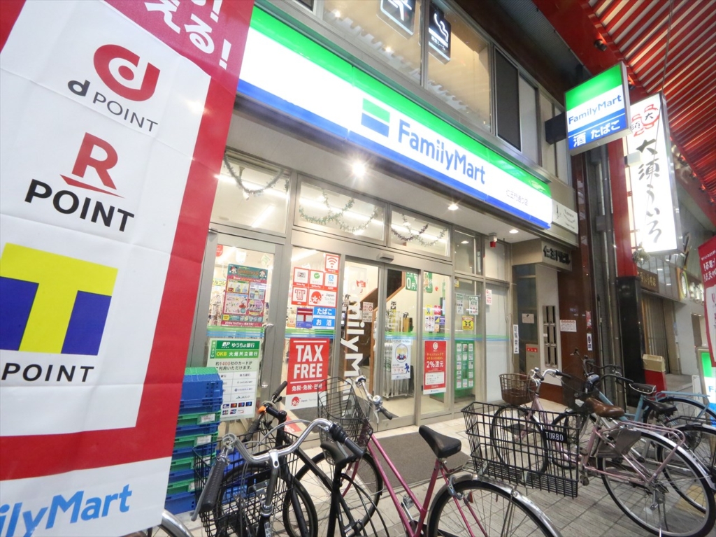 コンビニ　ファミリーマート 仁王門通り店（コンビニ）（コンビニ）まで70m