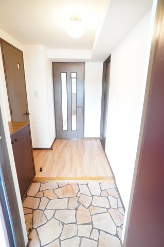 玄関　※同物件・反転タイプの写真です。