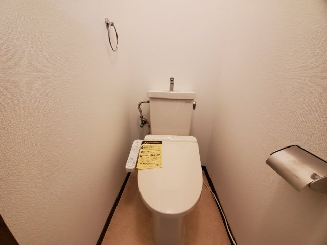 トイレ　落ち着いた色調のトイレです