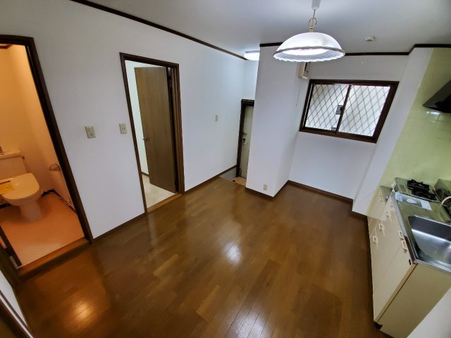 居室・リビング　床色が落ち着いた色合いでとても綺麗です