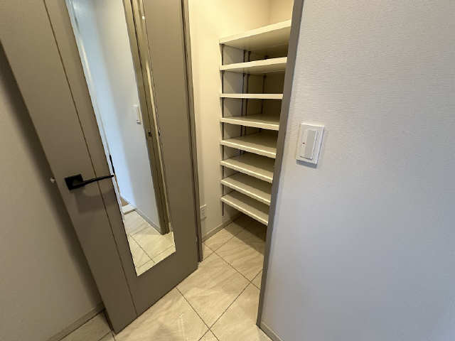 収納　シューズクローク。同マンション同型・別号室を撮影