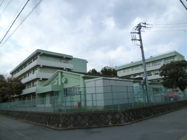 小学校　厚木市立妻田小学校（小学校）まで678m
