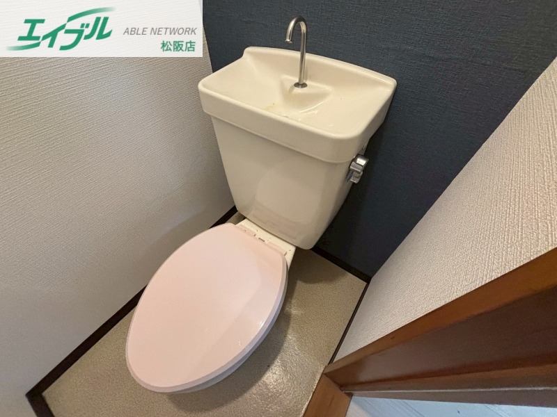 トイレ　同型別室のお写真です。