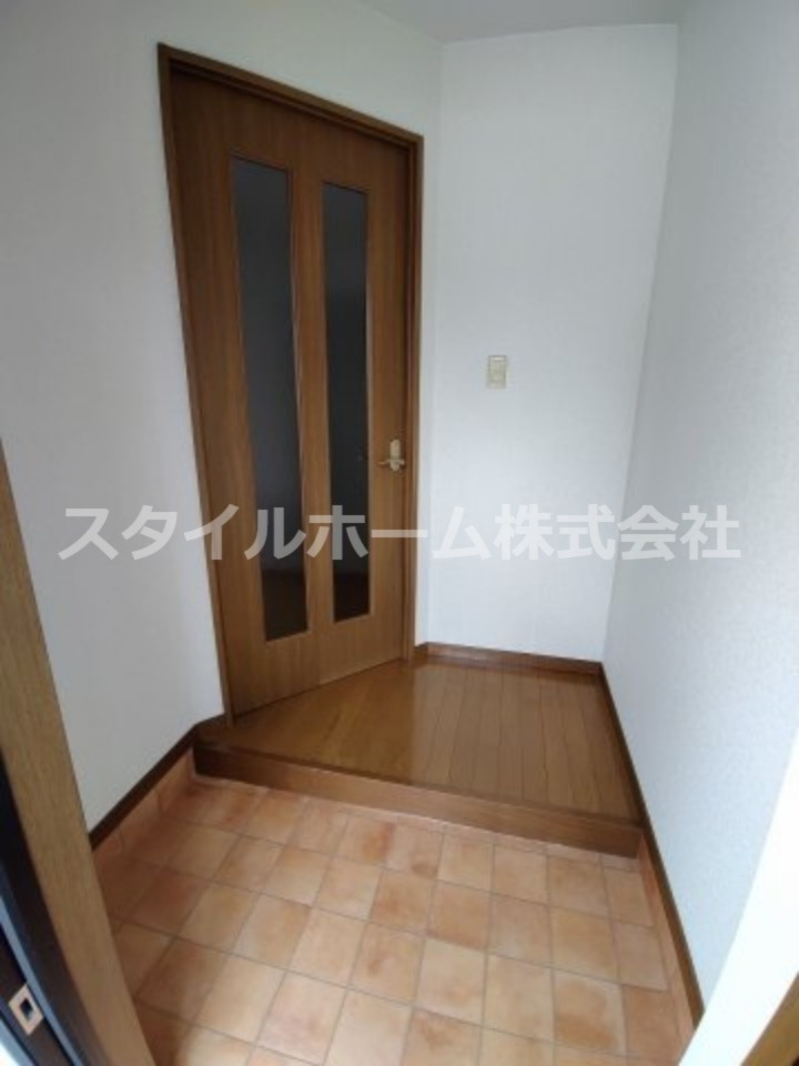 玄関　別部屋写真です。