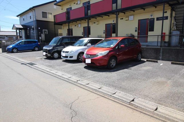 駐車場　各世帯駐車場1台付き