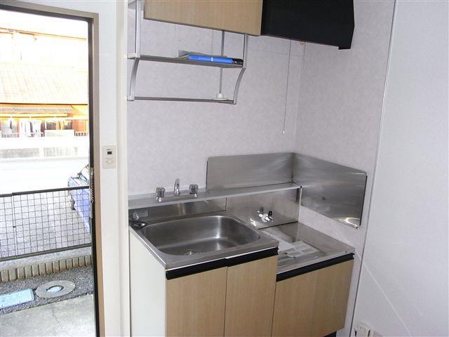 キッチン　玄関横にキッチン！