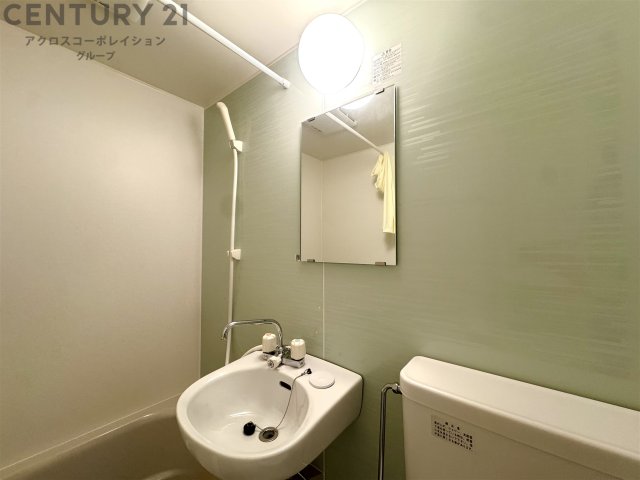 洗面設備　鏡が付いていて身支度安心！