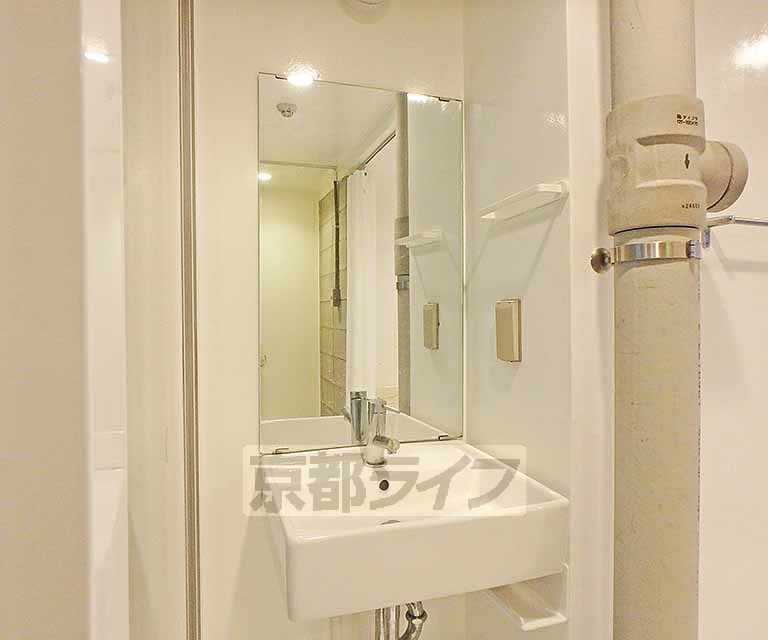 洗面設備　鏡付きの独立洗面台です。