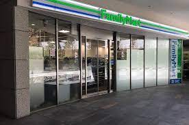 コンビニ　ファミリーマート慶應義塾大学病院店（コンビニ）まで351m