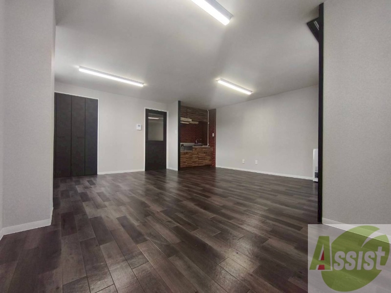 その他部屋・スペース　木目のフローリングは落ち着きのある印象のお部屋になりますね。