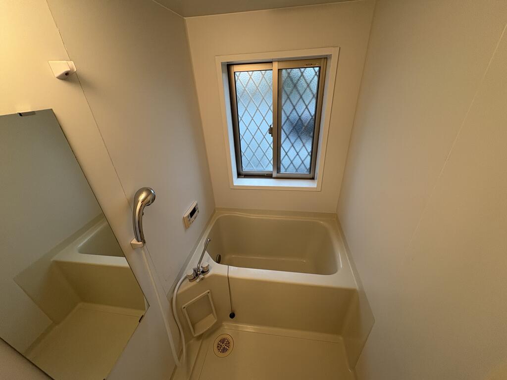 バス・シャワールーム　窓があるので換気に便利！追い焚き機能も付いてます♪