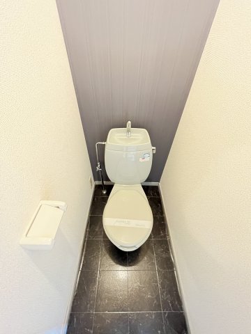 トイレ　コンセント付きなので、ご自身で温水洗浄便座に変更可能です♪