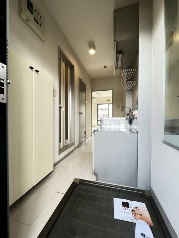 玄関　姿見とシューズボックス付きの玄関スペースです♪