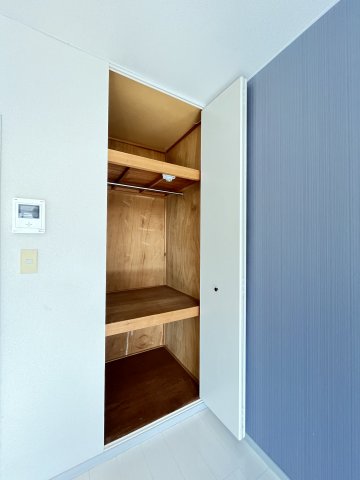 収納　クローゼットとTVモニター付きインターホンです♪