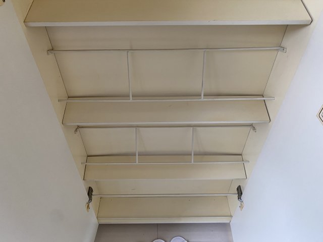 エントランス　シューズボックスは靴を立て掛けるタイプです♪