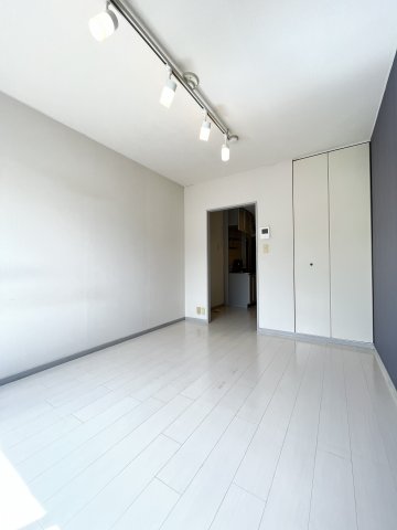 その他　バルコニー側からの洋室６帖のお写真です。照明付きです♪