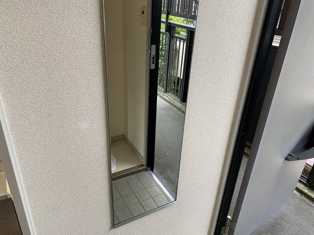 その他設備　玄関には便利な姿見付きです♪
