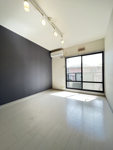 居室・リビング　南向き１階角部屋陽当り良好のエアコンと照明付き洋室６帖です♪