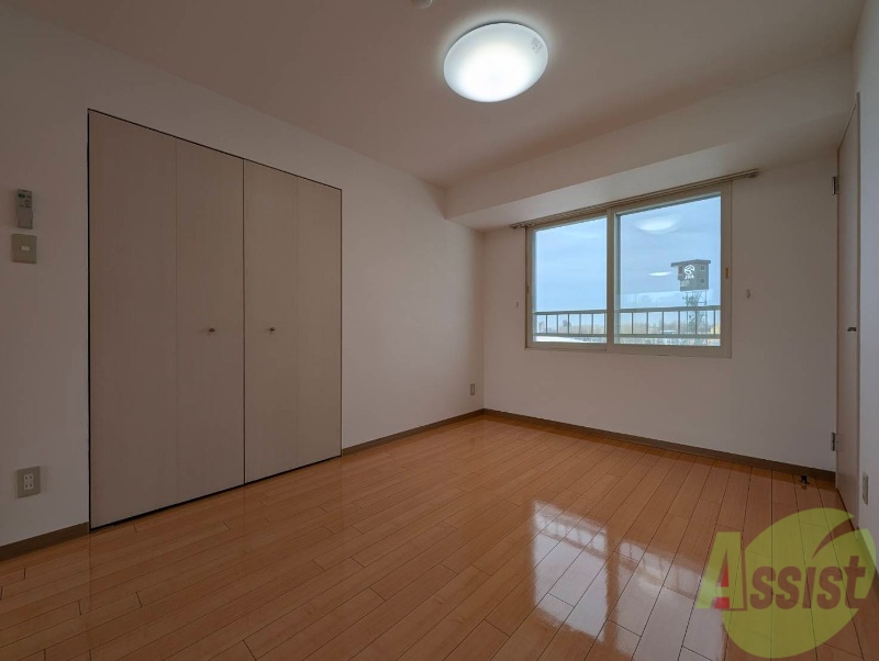 その他部屋・スペース　洋室を撮影しました。日射しがあり明るい印象。