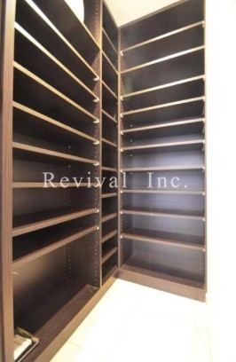 収納　奥行き豊富な収納があるのでゴルフバッグ・スーツケース置けます