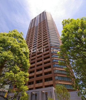 建物外観　飯田橋駅前に聳える３８階建てランドマークタワー