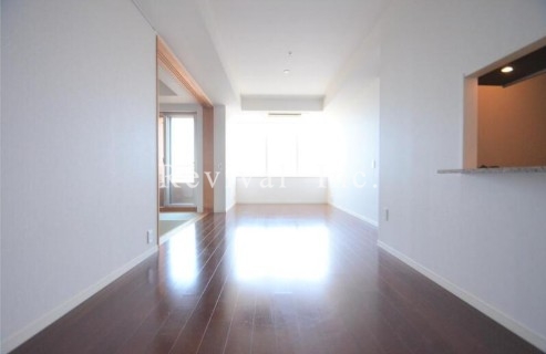 居室・リビング　床暖房完備の広々したリビング空間です