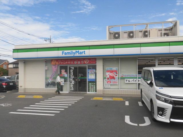 コンビニ　ファミリーマート（コンビニ）まで400m