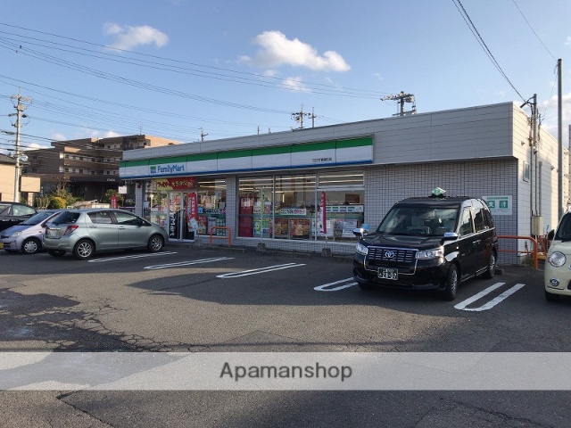 コンビニ　ファミリーマート（コンビニ）まで579m