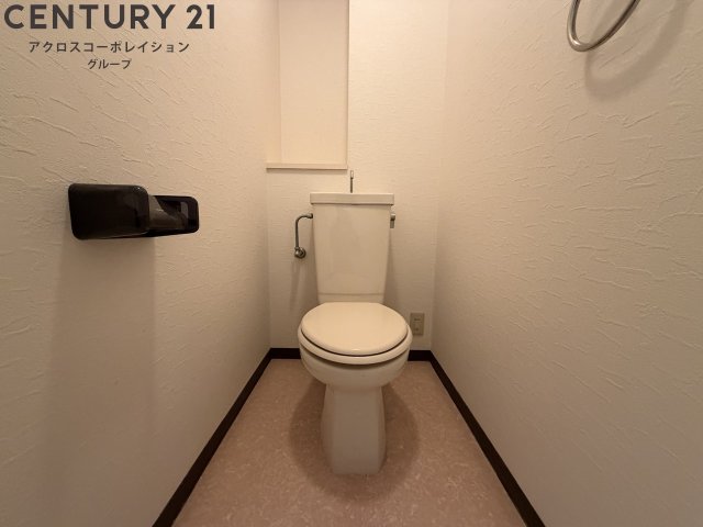 トイレ　落ち着いた色調のトイレです