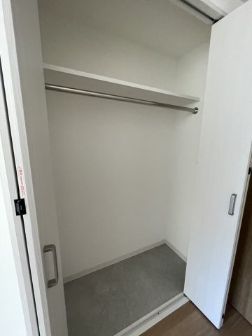 収納　ハンガーパイプ付きクローゼット