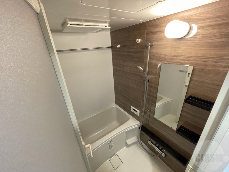 バス・シャワールーム　乾燥機能付きのバスルーム