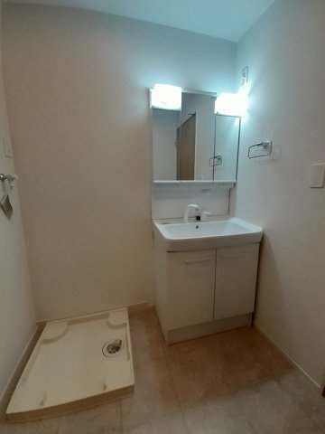 洗面設備　明るい洗面所です